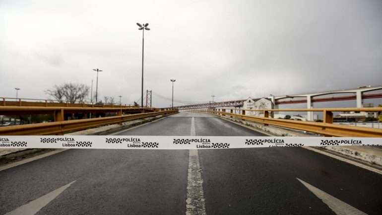 O viaduto esteve encerrado por razões semelhantes em março deste ano
