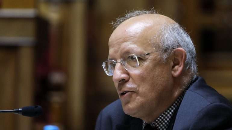 "Qualquer pessoa sabe distinguir assobios de júbilo e assobios de vaia", disse Augusto Santos Silva