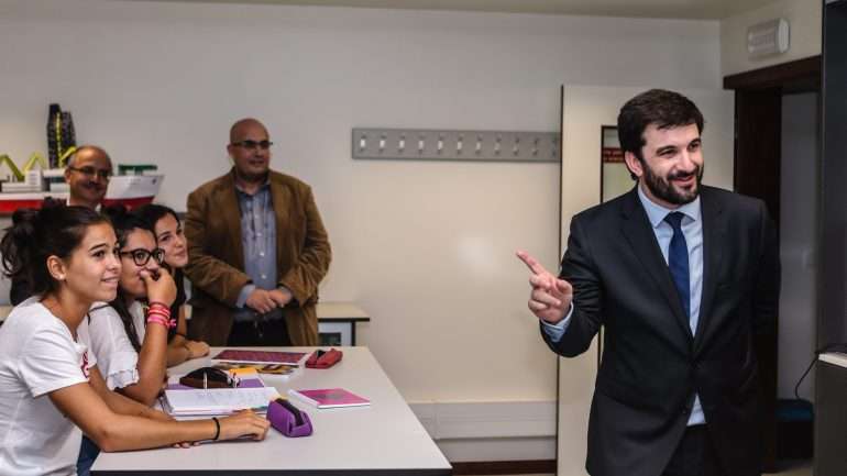 Tiago Brandão Rodrigues garantiu estar a trabalhar para que "cada vez mais, mais professores possam estar próximo da sua área de residência"