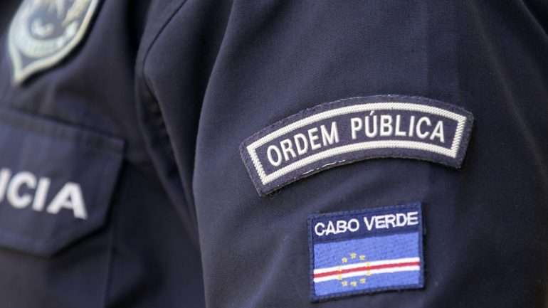 Os agentes foram filmados por câmaras de vigilância