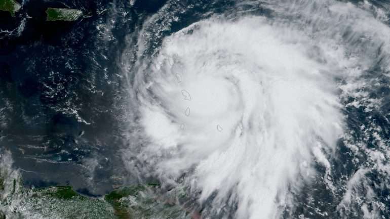 Os ventos "aproximam-se de Dominica", informou o Centro Nacional de Furacões (NHC)
