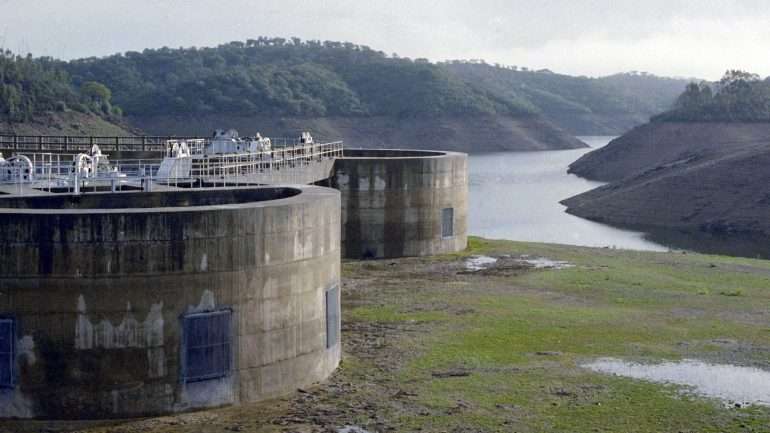 Na imagem, a Barragem do Pego do Altar, no concelho de Alcácer do Sal. 60% do território está num período de seca prolongada excecional