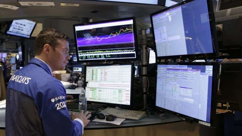 O euro também abriu em baixa