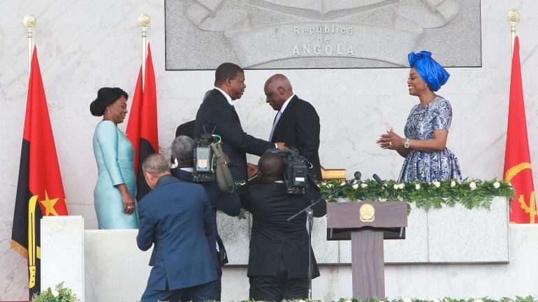 João Lourenço cumprimenta José Eduardo dos Santos durante a tomada de posse