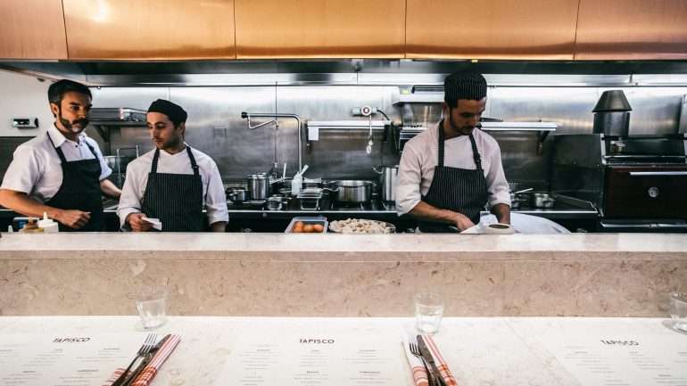 Nesta foto vê-se a cozinha do Tapisco. E também o chef Henrique Sá Pessoa. É provável que ele não esteja por lá todos os dias