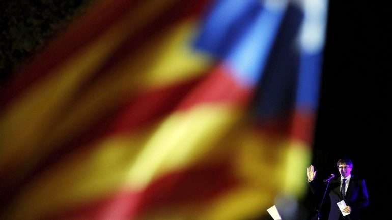 Carles Puigdemont apelou aos catalães para que evitem todas as formas de violência