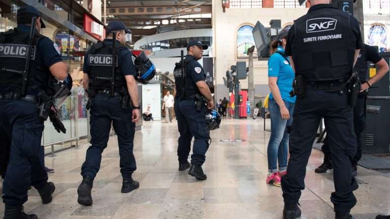 Forças de segurança na gare de Saint-Charles
