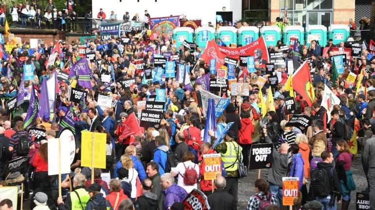Alguns manifestantes erguiam bandeiras da União Europeia