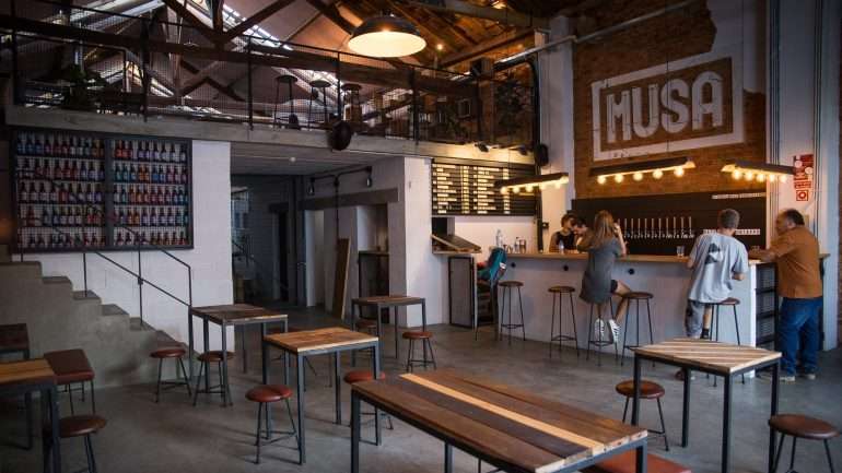 O espaço tem uma zona de mezzanine mais recatada onde, no futuro, poderá divertir-se com um jogo de tabuleiro