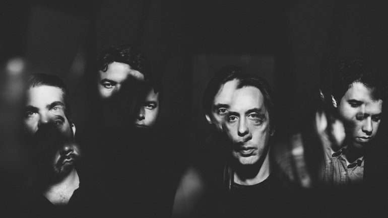 O álbum "Cry Cry Cry" sai esta sexta-feira, dia 6