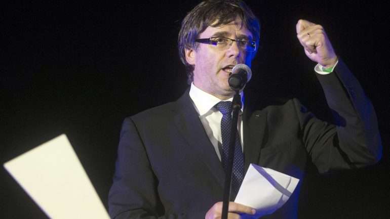 Carles Puigdemont vai fazer uma comunicação esta quarta-feira às 20h00 e vai falar ao parlamento regional na segunda-feira