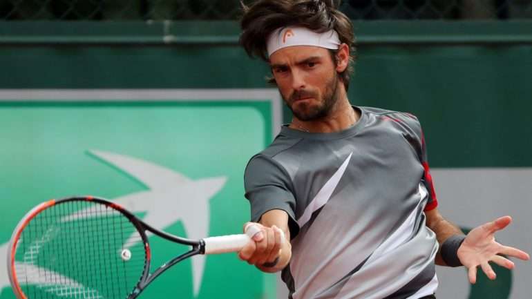 Gastão Elias vai agora enfrentar o vencedor do embate entre o argentino Federico Delbonis e o francês Maxime Janvier