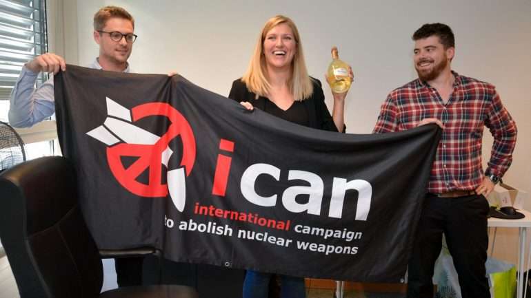 O coordenador da ICAN, Daniel Hogstan, a diretora executiva Beatrice Fihn e o seu marido Will Fihn Ramsay
