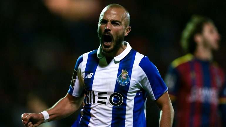 O médio André André já cumpriu treino condicionado mas continua indisponível