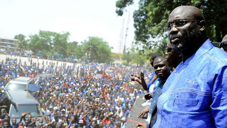 George Weah, visivelmente com uns quilos a mais depois de ter deixado o futebol, num discurso na sua cidade, Monrovia