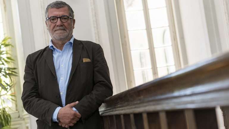 Luís Campos e Cunha, primeiro ministro das Finanças de José Sócrates, demitiu-se após 131 dias no cargo, queixando-se de uma "pressão sistemática" por parte do ex-primeiro ministro