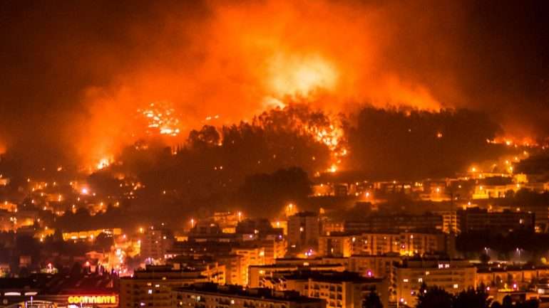 A imagem mostra o incêndio que lavra em Braga.