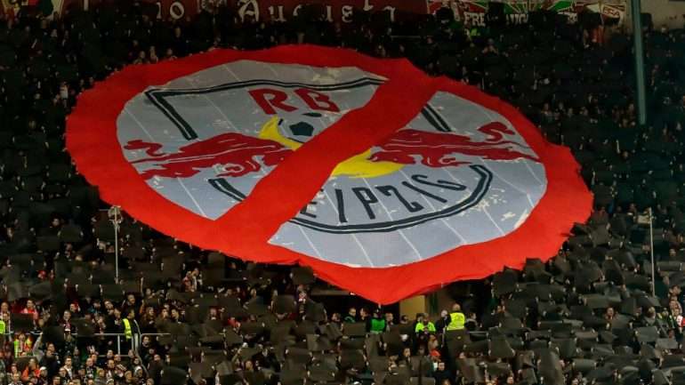 Cartazes anti-RB Leipzig são frequentes nos recintos alemães, sobretudo quando a equipa estava na 2.ª Divisão