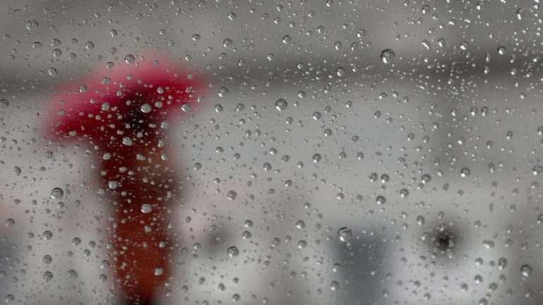 A chuva e a trovoada chegaram esta madrugada e podem já fazer estragos