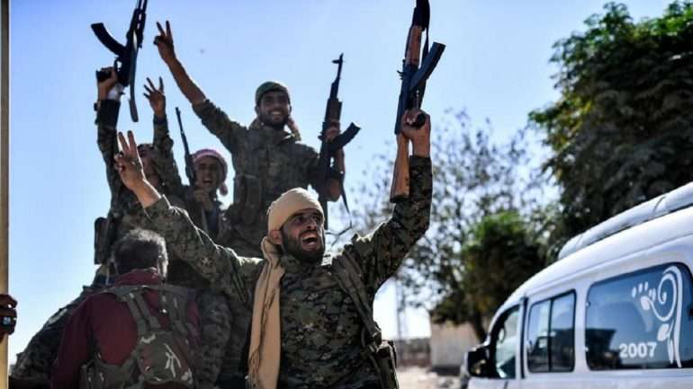 Combatentes das forças aliadas festejam a reconquista de Raqqa
