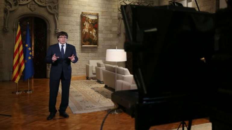 Carles Puigdemont dirigiu-se esta noite aos catalães numa declaração em direto a partir do Palau de la Generalitat