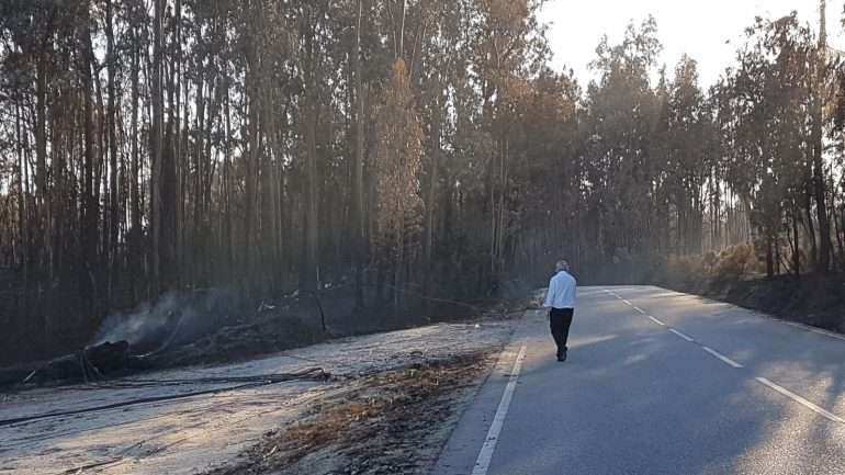 Santana caminhou nas estradas pelo meio da floresta ardida, passou pelos edifícios destruídos e falou com alguns dos habitantes locais