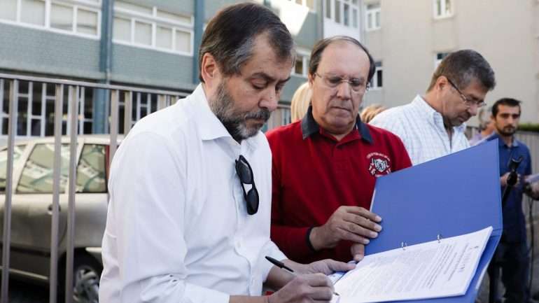 Um conjunto de professores concentrou-se esta quarta-feira em frente ao Colégio dos Carvalhos, em Vila Nova de Gaia