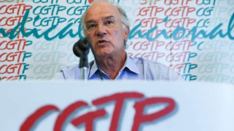 A greve geral de 24 horas dos funcionários públicos começou à meia-noite desta sexta-feira