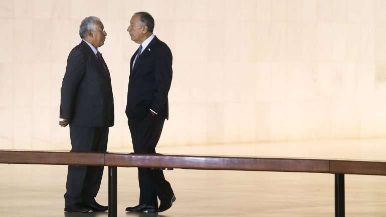 No segundo de quatro dias de visita aos Açores, Marcelo Rebelo de Sousa foi respondendo a críticas socialistas de forma explícita e cifrada