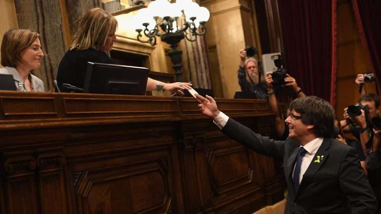 Esta quinta-feira, Carles Puigdemont chegou a pensar em convocar eleições antecipadas, mas deixou essa ideia por não haver "garantias" do Governo de Mariano Rajoy
