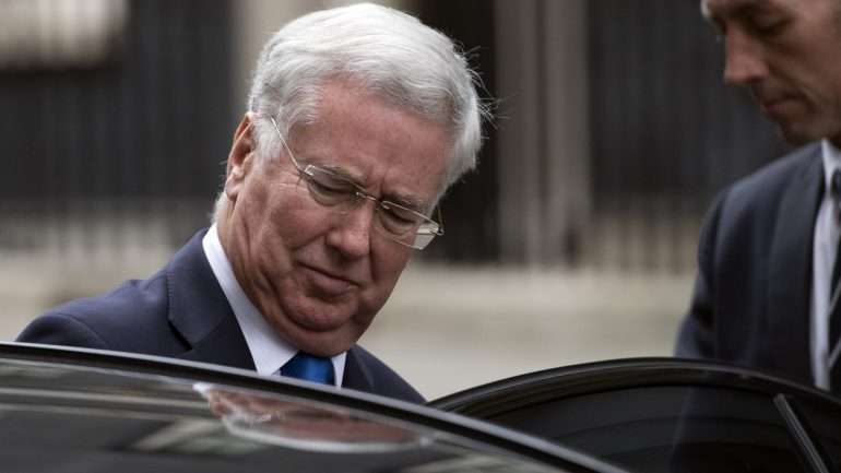 Michael Fallon, secretário de Defesa do governo britânico, assediou uma jornalista há 15 anos