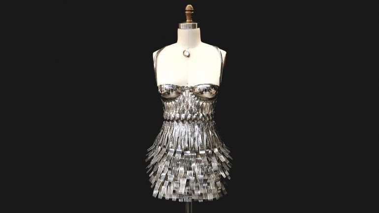 Filipa Mota usou quase 450 talheres para fazer um vestido. O resultado está exposto na Madison Avenue até 15 de novembro.