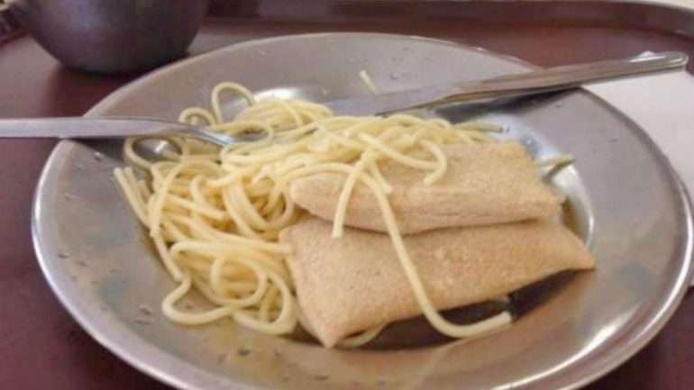 Nas últimas semanas têm-se multiplicado as fotografias a ilustrar as queixas dos alunos relativas à comida nas cantinas escolares