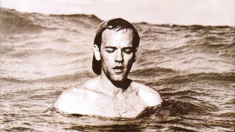 Michael Stipe tal e qual aparecia no interior da edição original de 1992 (foto de Anton Corbijn)