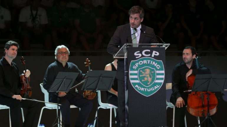 Bruno de Carvalho terá esta tarde uma assembleia geral que definirá o seu futuro na liderança do Sporting