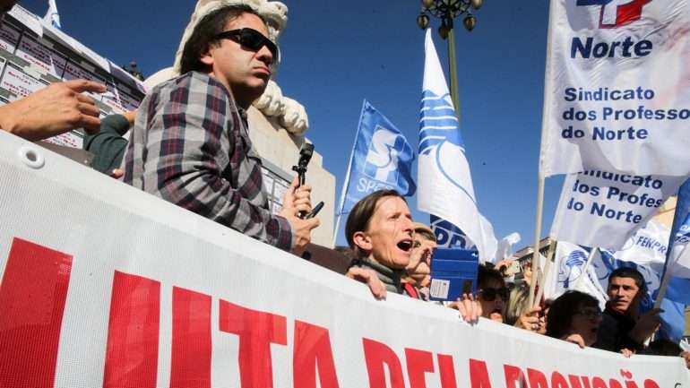 Esta quarta-feira, enquanto se discutia o orçamento da Educação, professores em greve manifestaram-se à frente do Parlamento