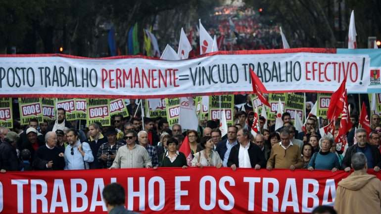 Entre as medidas exigidas pela CGTP estão o aumento geral dos salários em pelo menos 4%