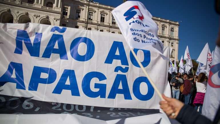 Na semana passada, enquanto se discutia o orçamento da Educação, os professores, em greve, manifestaram-se em frente ao Parlamento