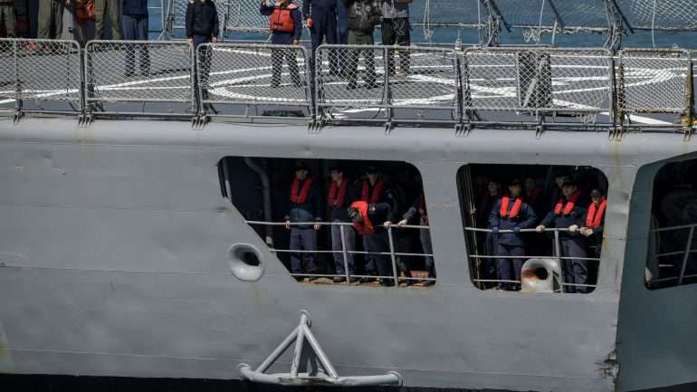 Estima-se que o oxigénio existente no submarino se esgote numa semana.