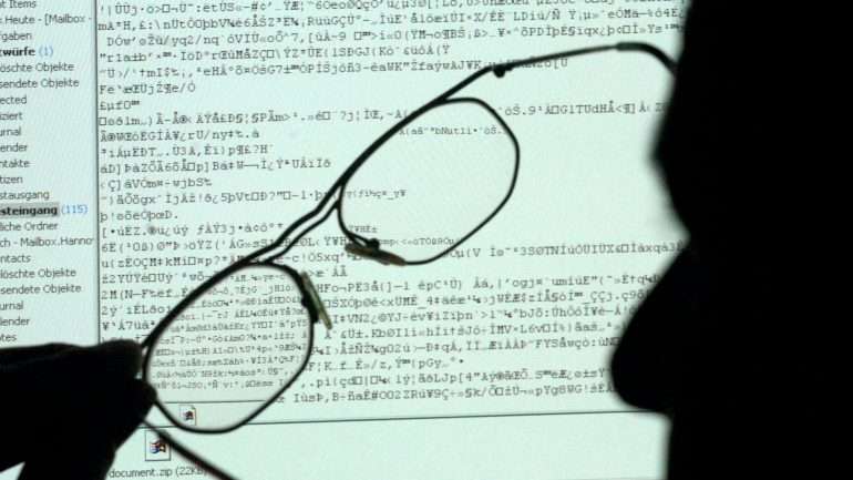 As principais operadoras de comunicação em Portugal oferecem pacotes em que alguns serviços da Internet podem ser acedidos sem limites enquanto outros têm.