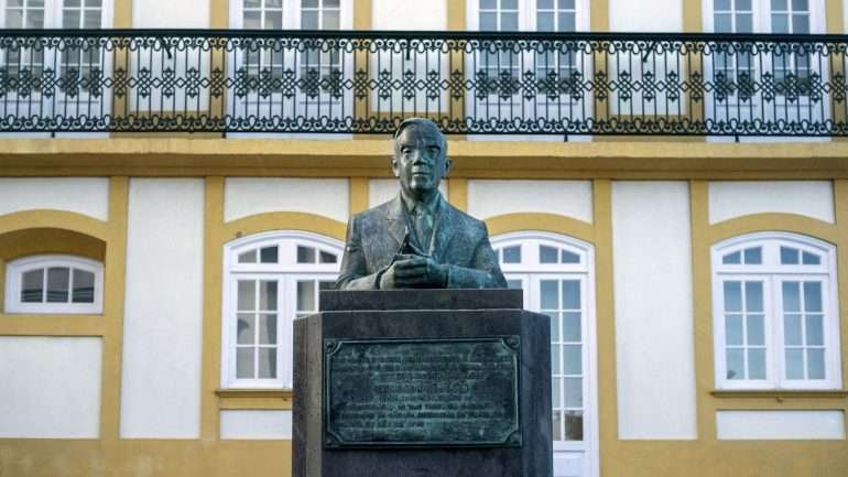 Vitorino Nemésio nasceu em dezembro de 1901, na Terceira. O seu romance "Mau Tempo no Canal" é considerado um dos maiores romances portugueses do século XX
