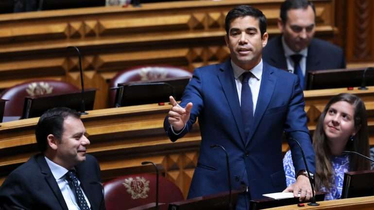 Leitão Amaro para a "geringonça": “Com que cara querem agora cobrar impostos pelas cinzas que lá ficaram?”
