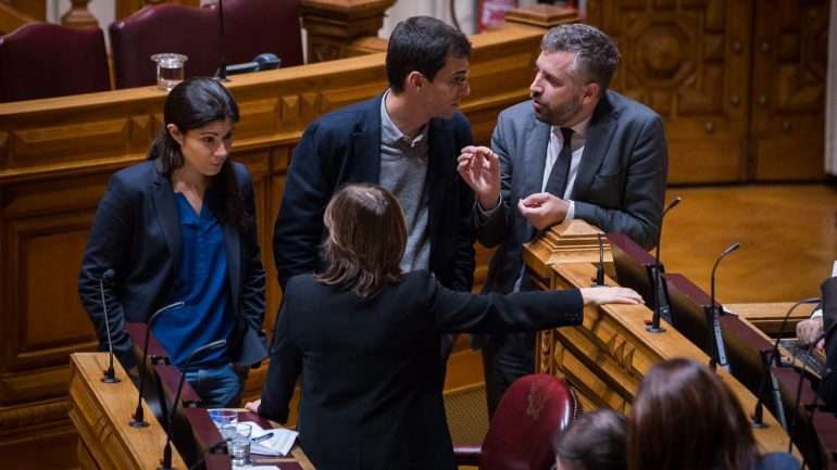 Mariana Mortágua, Catarina Martins e Jorge Costa, do BE, falaram no plenário, depois das acusações ao Governo dos deputados bloquistas