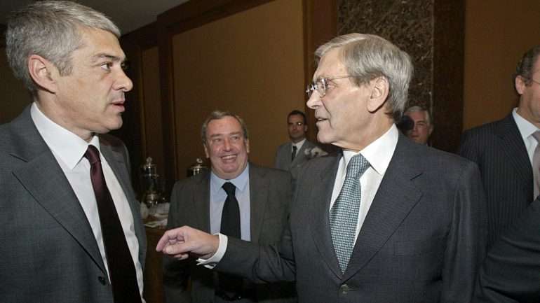 Com José Sócrates, quando este era primeiro-ministro, com Pedro Queiroz Pereira, o investidor que lhe ganhou a Portucel, atrás
