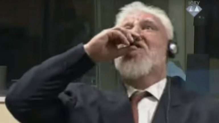 Slobodan Praljak gritou que não era nenhum criminoso de guerra, antes de ingerir o veneno