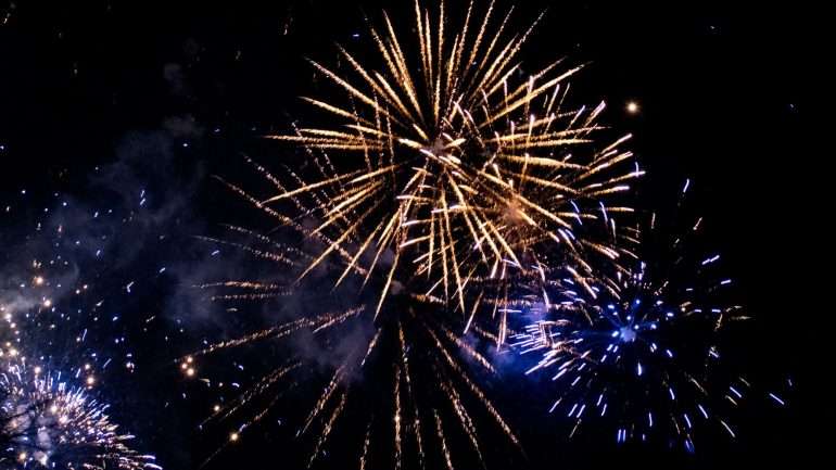 Noites de gala, festas com DJs, passeios de barco. São várias as opções para a entrada com o pé direito no novo ano