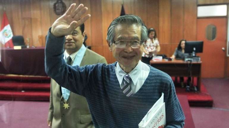 Fujimori presidiu ao Peru entre 1990 e 2000 e em 2009 foi condenado a 25 anos de prisão pelos crimes de corrupção e violação dos direitos humanos