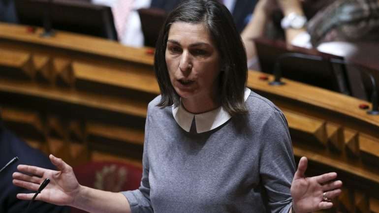 A secretária-geral adjunta do Partido Socialista afirma que "voltaria a propor todas as alterações que o PS propôs"