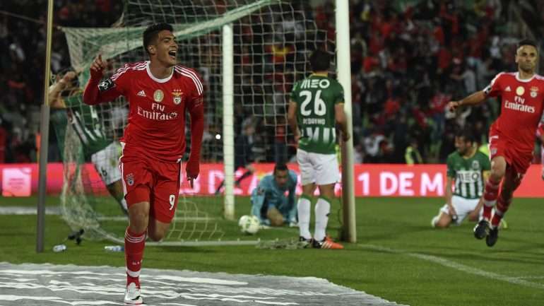 Mexicano Raúl Jiménez decidiu o Rio Ave-Benfica em causa à passagem do 73.º minuto, em abril de 2016