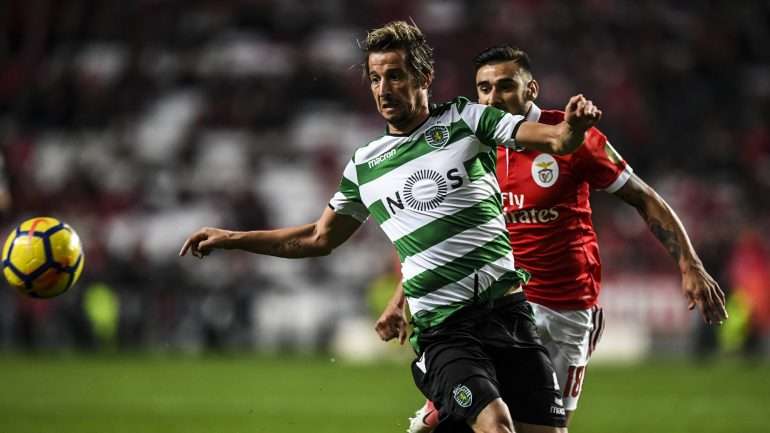 Coentrão travou um duelo aceso com Salvio na lateral esquerda da defesa do Sporting no regresso à Luz